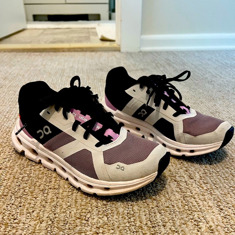 Size 7 ON Cloudrunner women’s sneaker